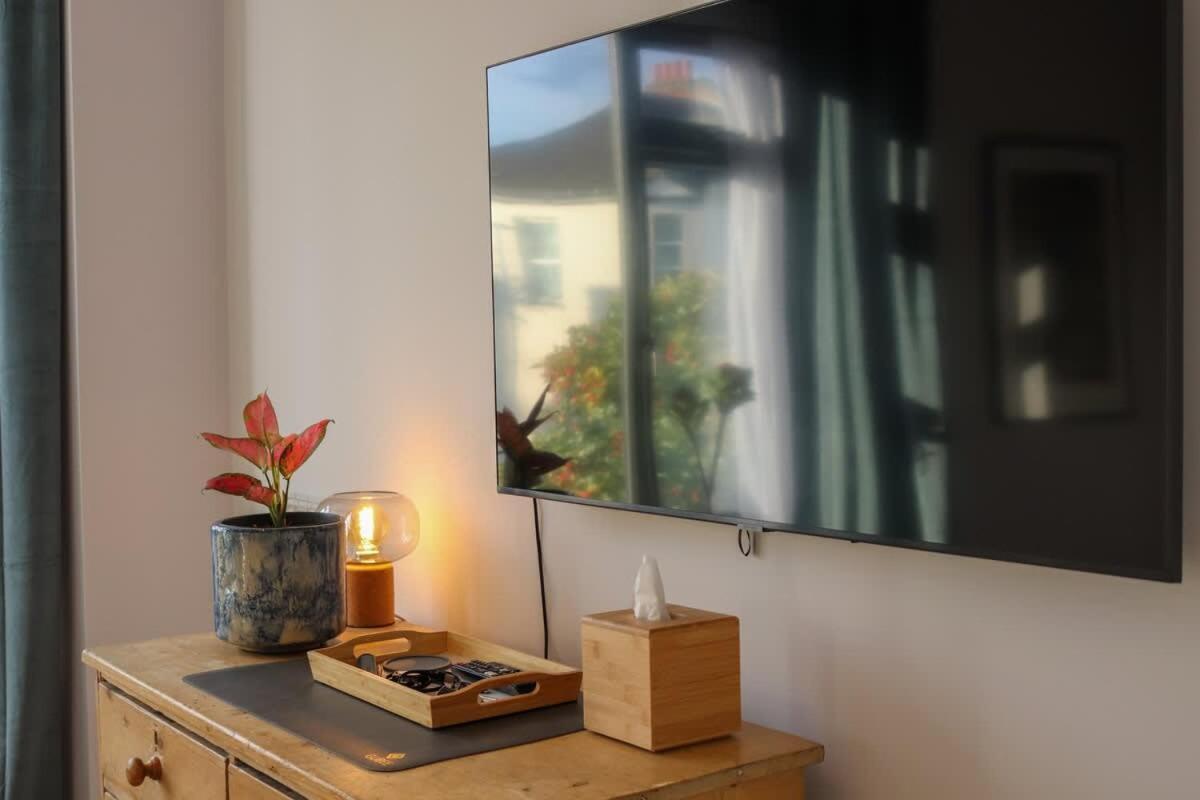 Modern Double Bedroom In City Apartment Room 1 London Bagian luar foto